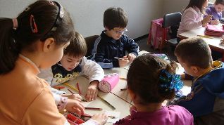 alunni al lavoro nei gruppi